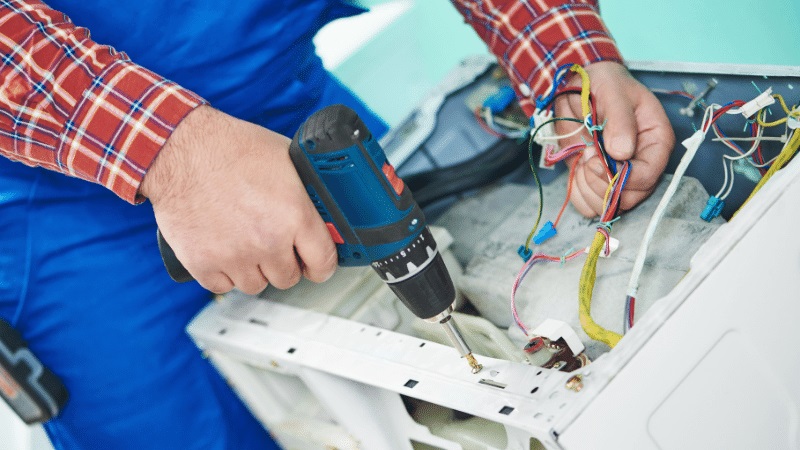 Saruhanlı Ariston Ariston çamaşır makinesi kart tamiri – Su almama arızası orijinal parça ile giderildi. - Teknik servis örneği